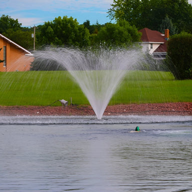 Aquamaster 1/2 HP Masters Decorative Series - Displaying the Lakewood spray pattern on water