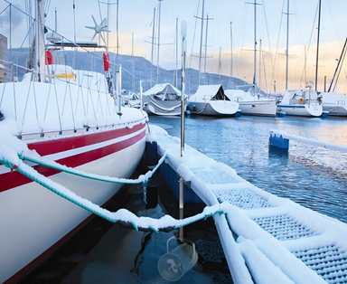 Scott Aerator Dock Mount De-Icer On Boat With Icy Water