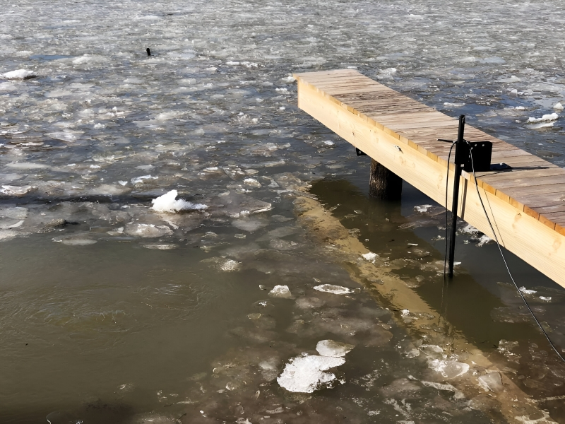 Bearon Aquatics Ice-Eater Dock Mount On Icy Water