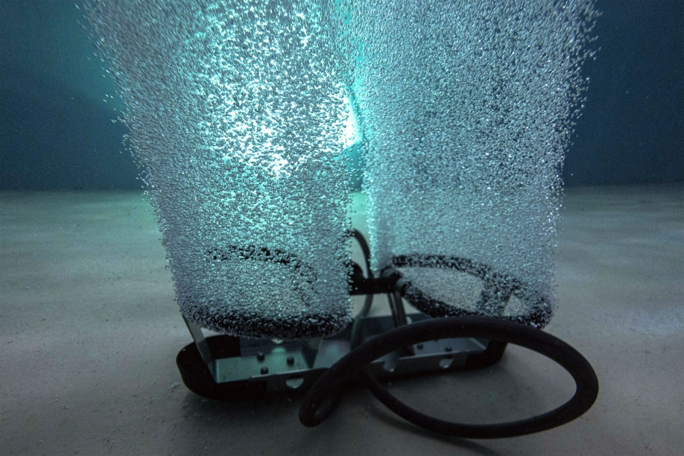 Kasco Robust-Aire™ Diffused Aeration System - Aerating Under Water Close-up View