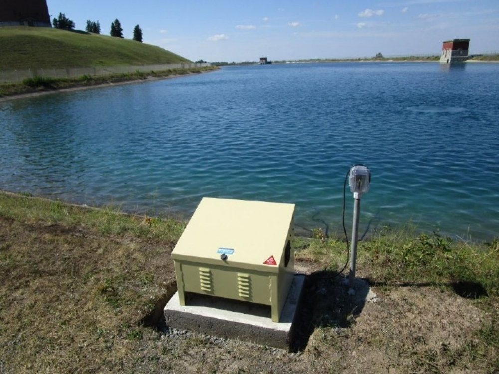 Kasco Robust-Aire™ Diffused Aeration System - Base Mount Cabinet System Beside the Pond