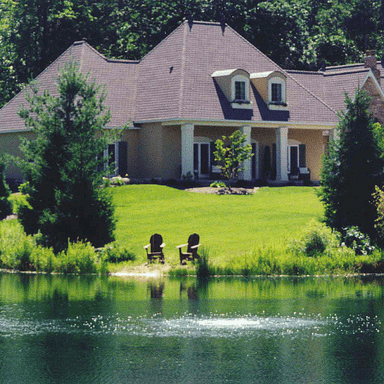 SCOTT AERATOR Bubble Pro Sub-Surface Aerator On Water with House at the Backrgound